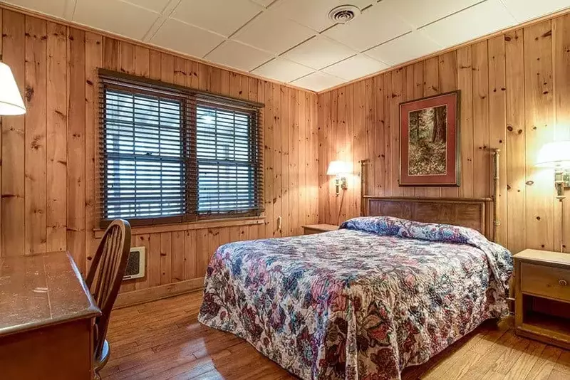A beautiful bedroom at Sidney James Mountain Lodge.