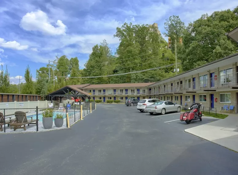 Courtside outdoor pool at Sidney James Mountain Lodge
