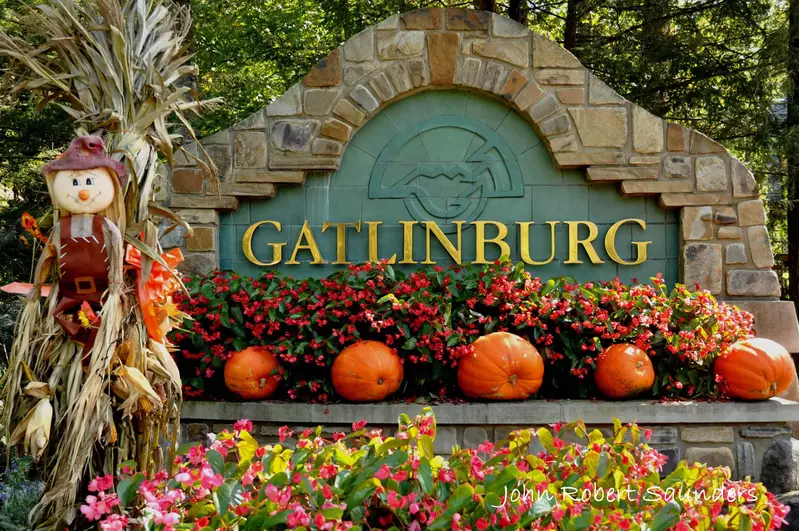 gatlinburg fall pumpkin sign