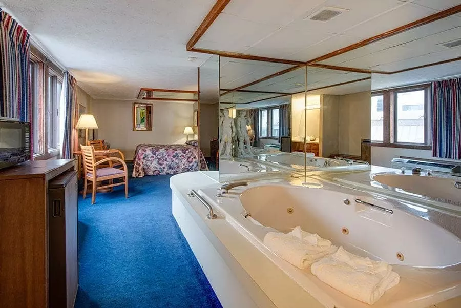 Jacuzzi suite at Sidney James Mountain Lodge