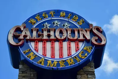 calhouns sign in pigeon forge