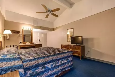 king size bed room at hotel in gatlinburg