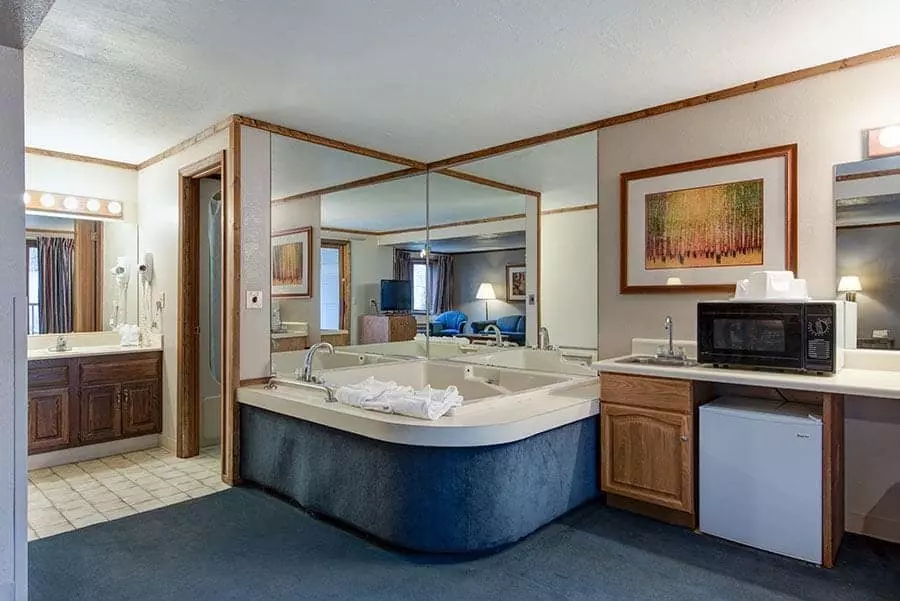 creekside jacuzzi room at sidney james