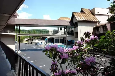 An exterior view of Sidney James Mountain Lodge in Gatlinburg TN.