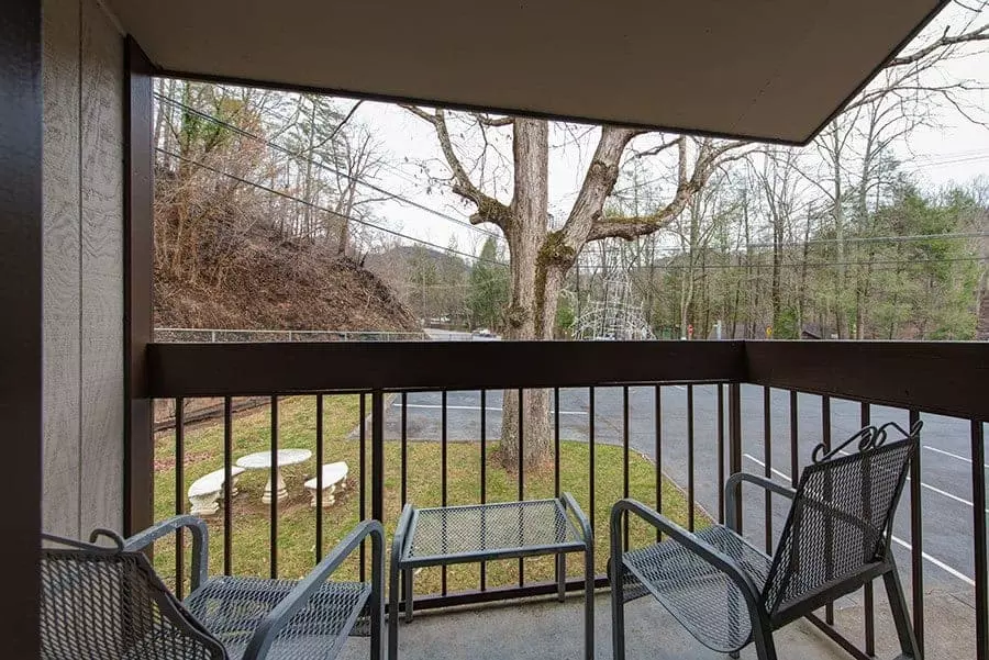 two chairs on balcony of Gatlinburg hotel room