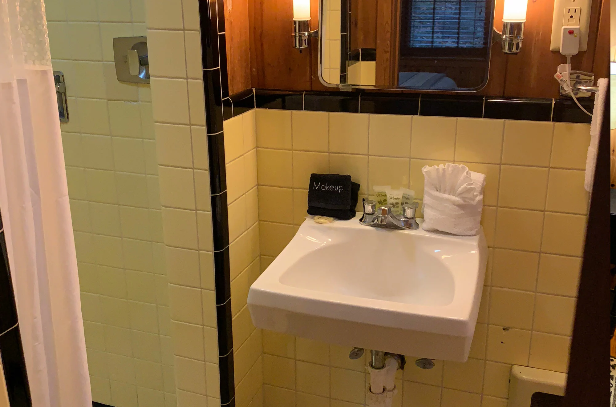 bathroom in Gatlinburg cabin 