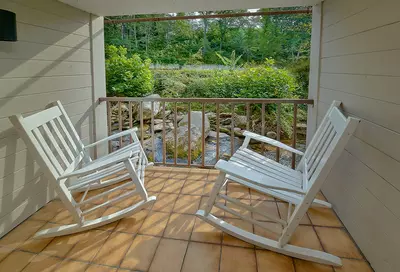 Sidney-James-Lodge-balcony