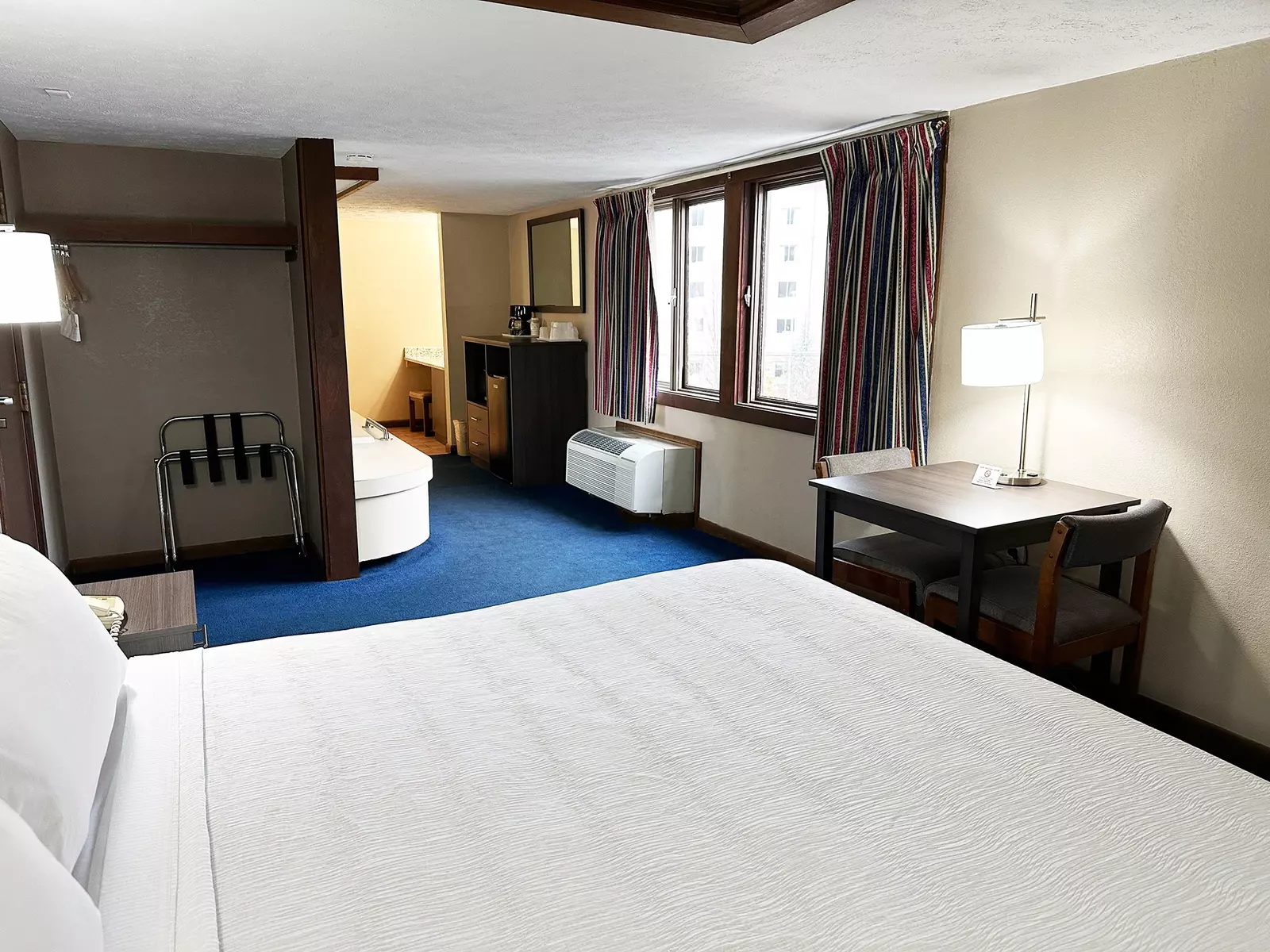 Economy Jacuzzi Suite (No Fireplace) Rooms