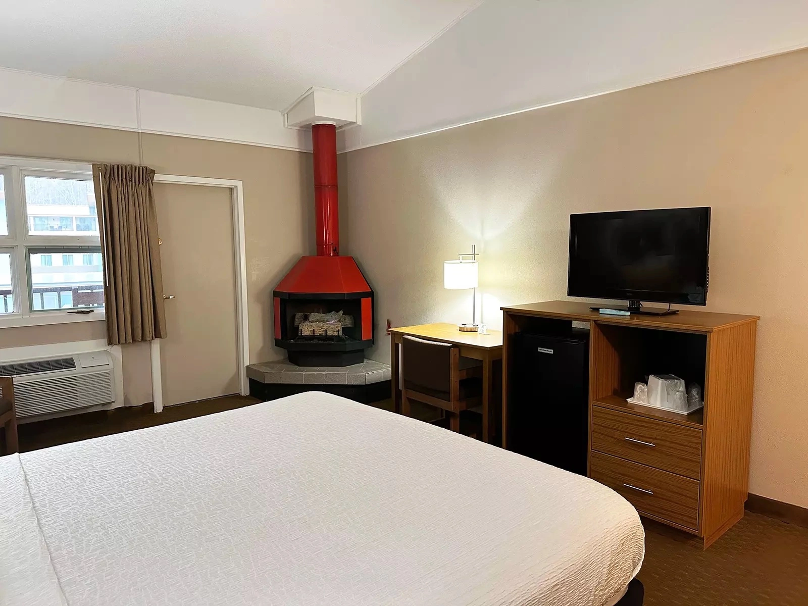  hotel room with fireplace for gatlinburg winter vacation