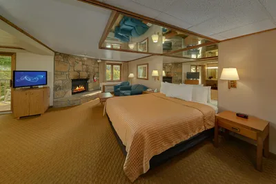 Creekside Jacuzzi Rooms - Bed